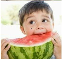 吃瓜小孩搞笑图片,吃瓜小孩的欢乐瞬间